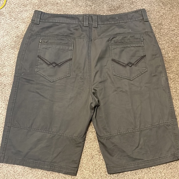 Men’s shorts in brand new condition with seven pockets. - Picture 2 of 2